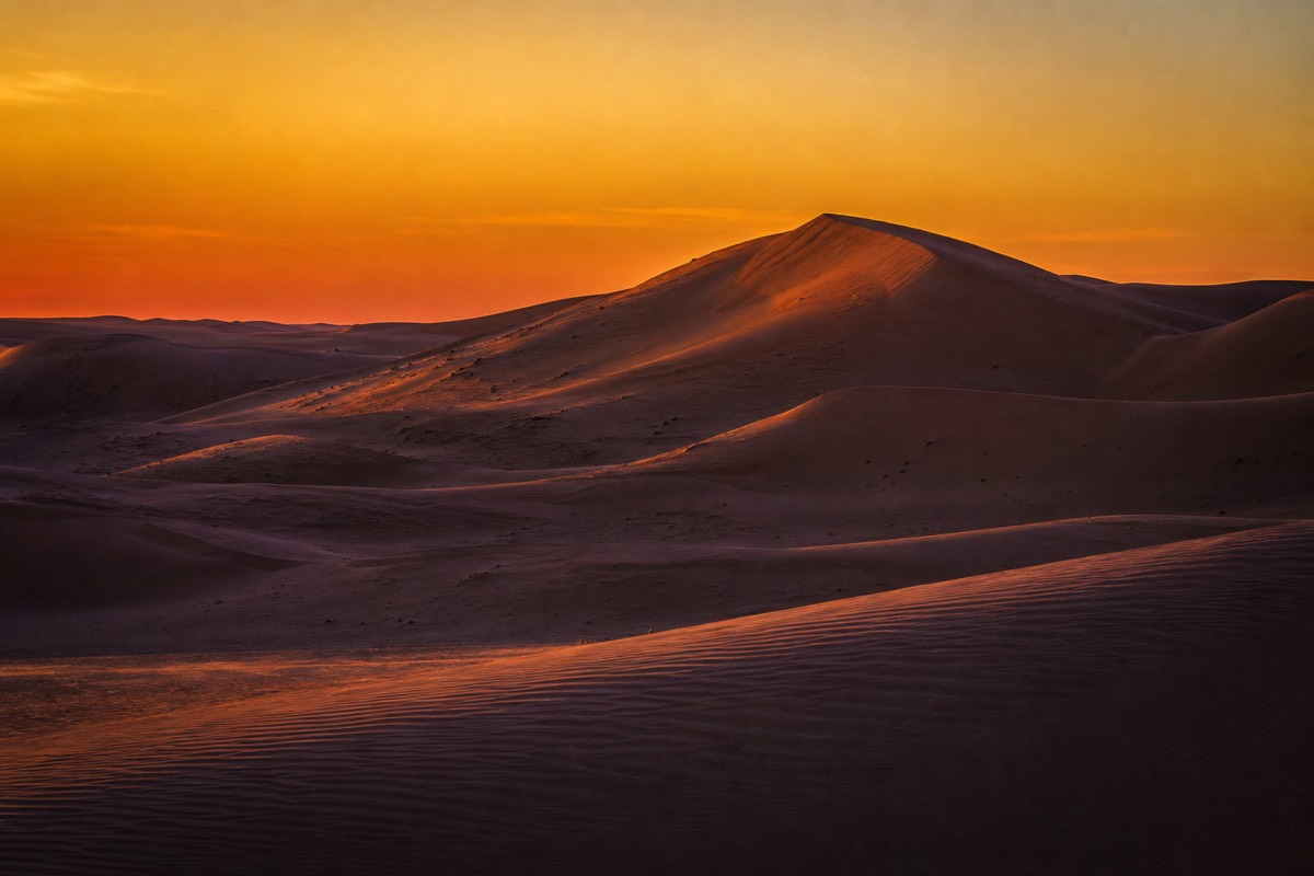 Seasonal light shifting over the Wahiba Sands desert